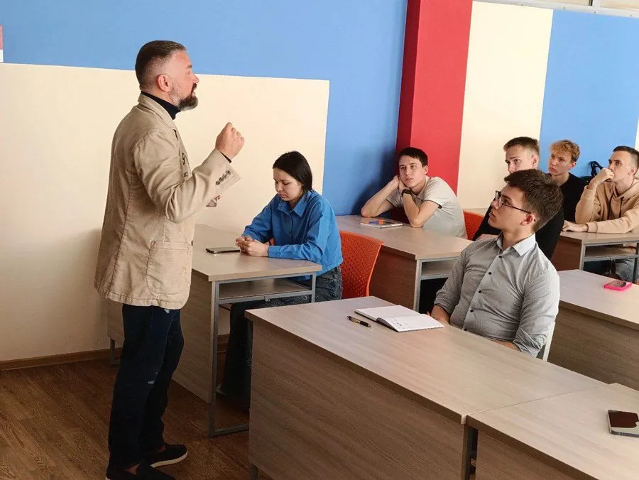 Дмитрий Васенин читает лекцию студентам экономического факультета